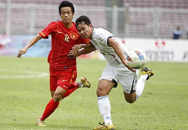 Ở SEA Games 26, Văn Quyết bị nghi ngờ có liên quan đến bán độ. Tuy nhiên, đến nay, tất cả những nghi ngờ đó đều không có cơ sở.